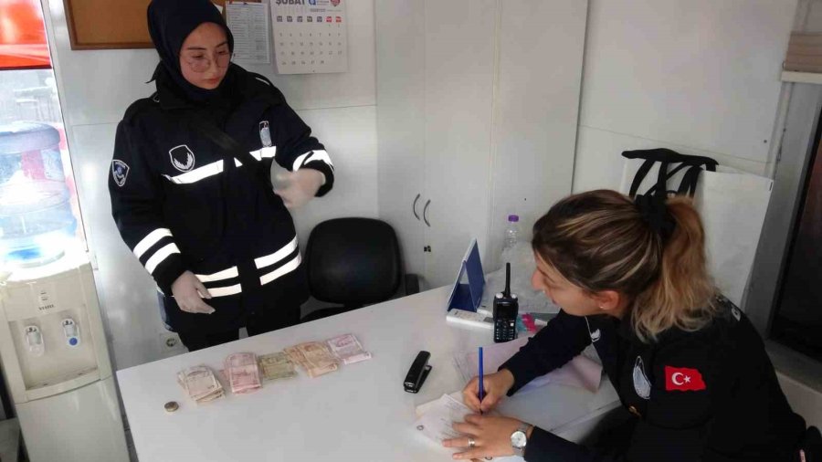 Topladığı Paraları Bebek Arabasına Saklamış