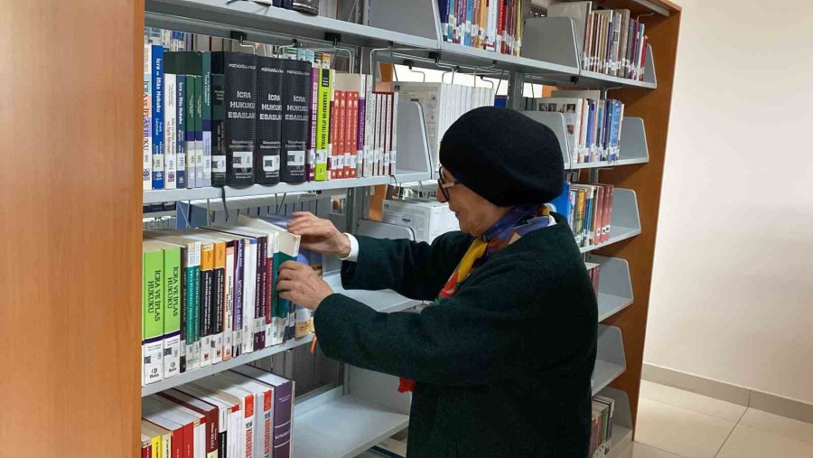 Çocuklarını Büyüttükten Sonra 3 Üniversite Bitirdi, Şimdi De Yüksek Lisans Yapıyor