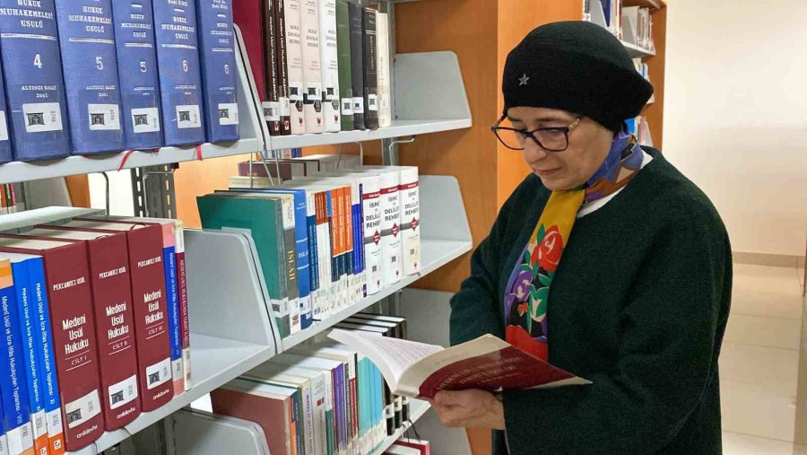 Çocuklarını Büyüttükten Sonra 3 Üniversite Bitirdi, Şimdi De Yüksek Lisans Yapıyor