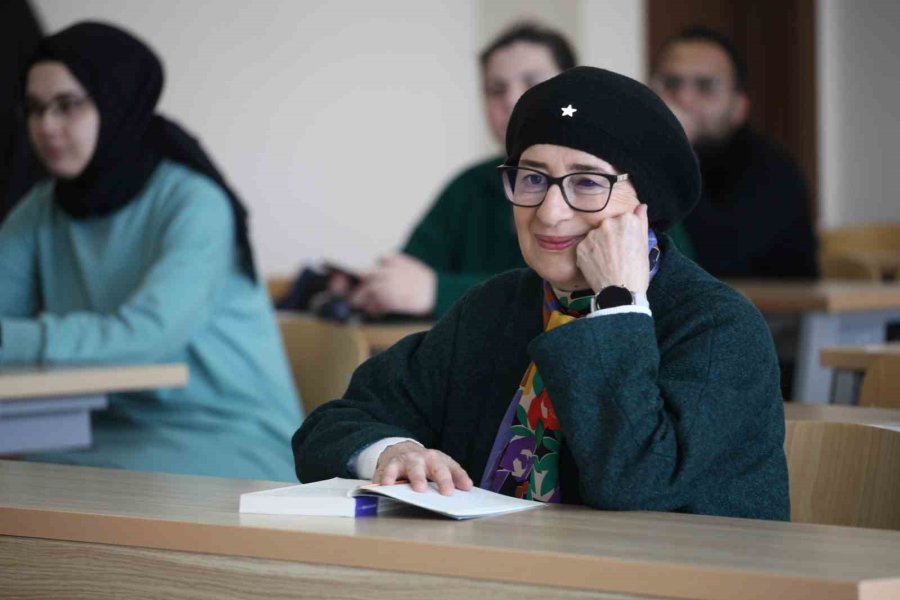 Çocuklarını Büyüttükten Sonra 3 Üniversite Bitirdi, Şimdi De Yüksek Lisans Yapıyor