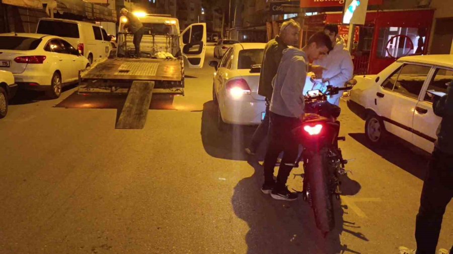 Denetime Takılan Motosiklet Sürücüsüne Polisten Nasihat: "evde Anneniz Babanız Sizleri Bekliyor"