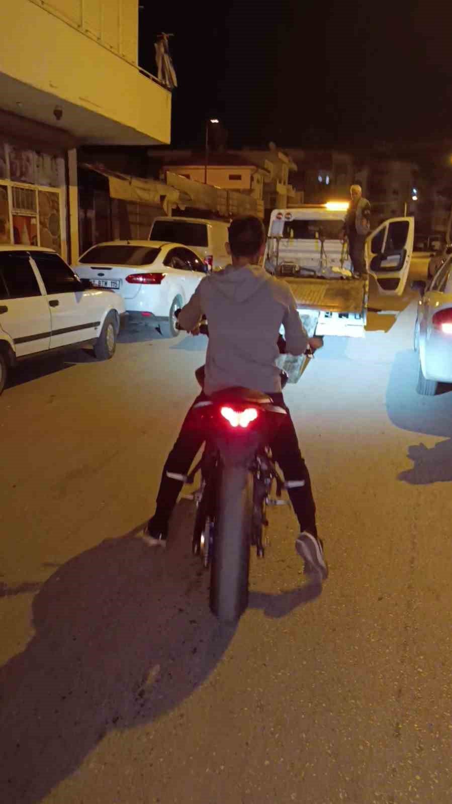 Denetime Takılan Motosiklet Sürücüsüne Polisten Nasihat: "evde Anneniz Babanız Sizleri Bekliyor"