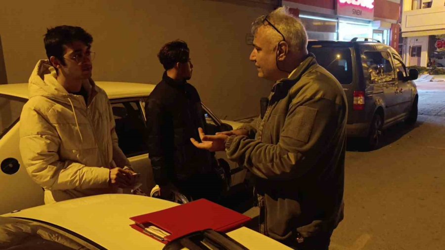 Denetime Takılan Motosiklet Sürücüsüne Polisten Nasihat: "evde Anneniz Babanız Sizleri Bekliyor"