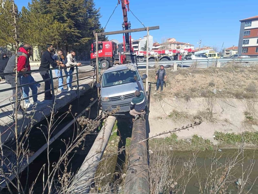 Kaza Sonrası Araç Borularının Üstünde Asılı Kaldı