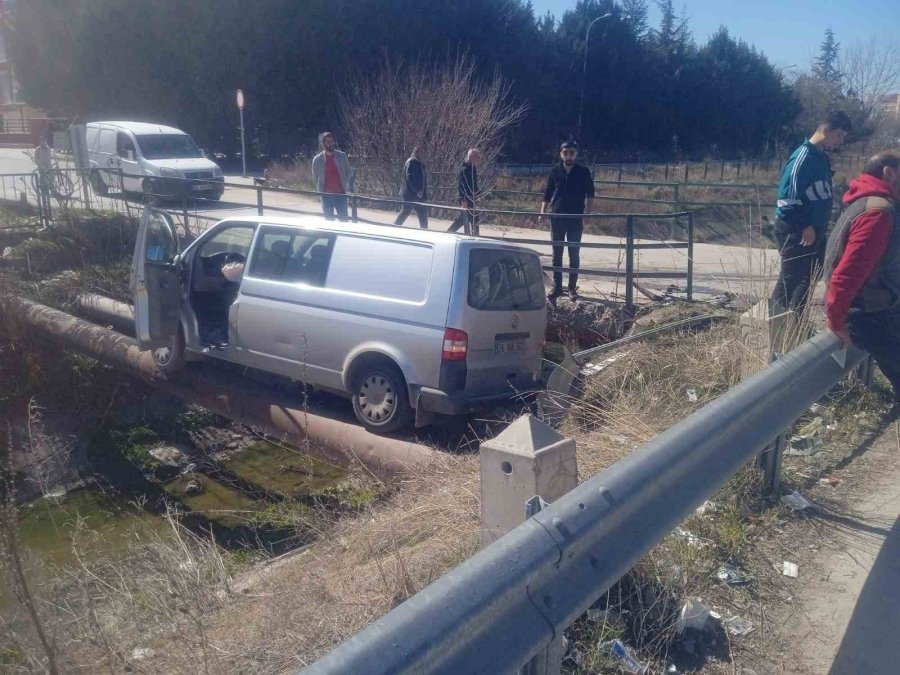 Kaza Sonrası Araç Borularının Üstünde Asılı Kaldı