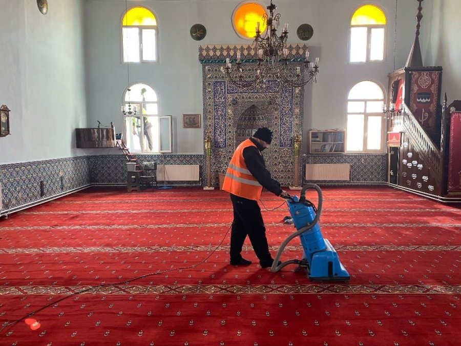 İnönü’deki Camilerde Ramazan Temizliği