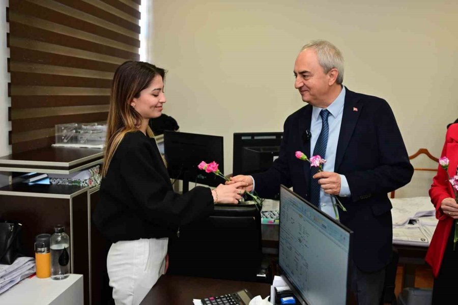 Kocagöz’den Belediyenin Emekçi Kadınlarına Karanfil