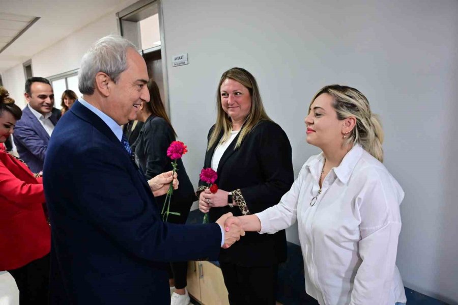 Kocagöz’den Belediyenin Emekçi Kadınlarına Karanfil