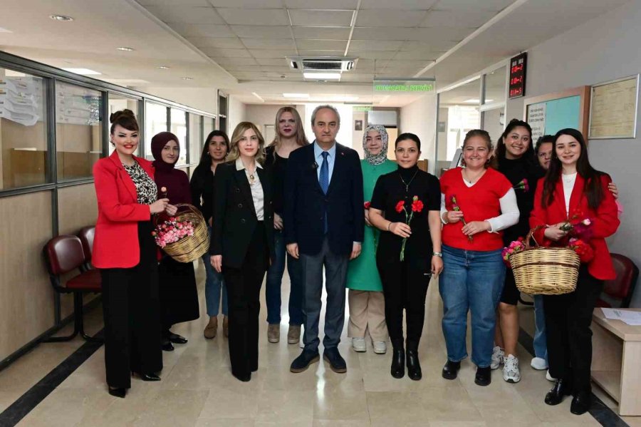 Kocagöz’den Belediyenin Emekçi Kadınlarına Karanfil