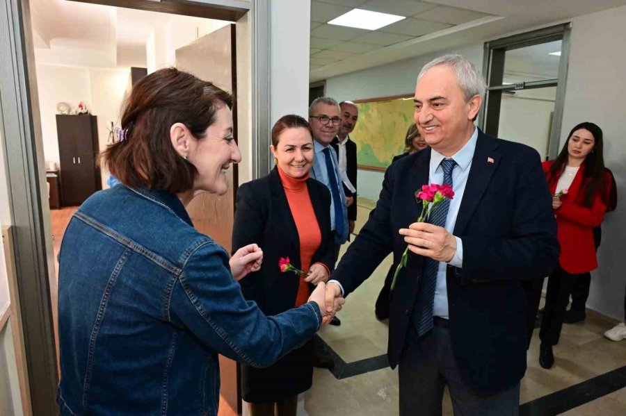 Kocagöz’den Belediyenin Emekçi Kadınlarına Karanfil