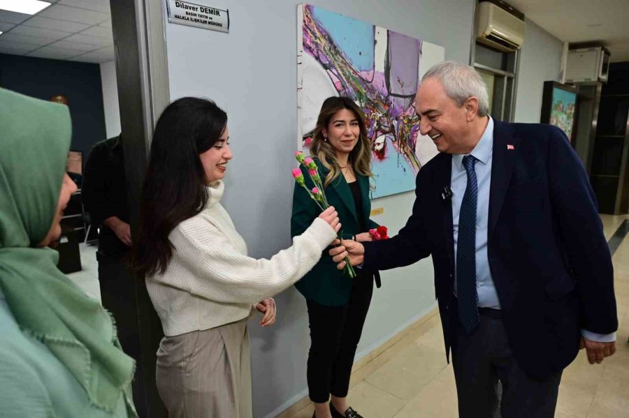 Kocagöz’den Belediyenin Emekçi Kadınlarına Karanfil