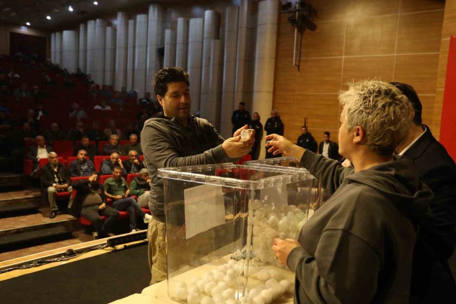 Kepez’de Pazarcılar Kura Çekti