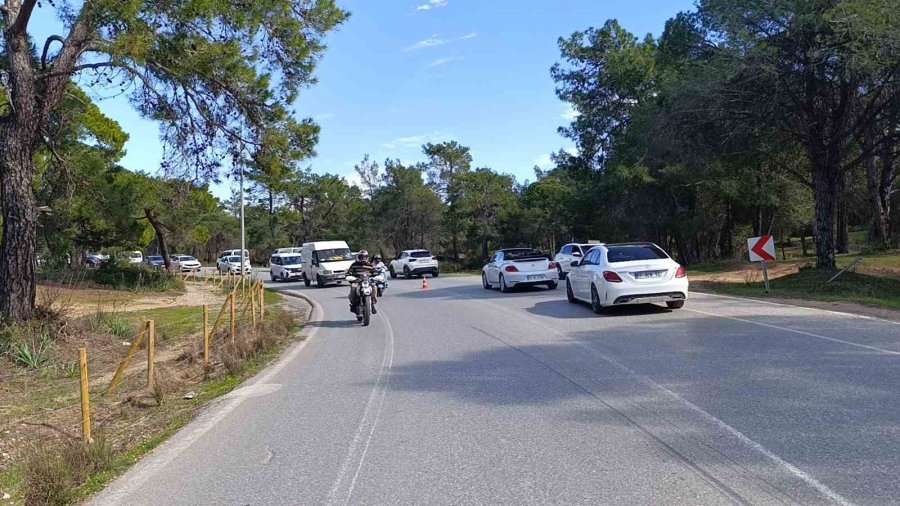 Seyir Halindeyken Devrilen Otomobil Takla Atıp Ters Döndü