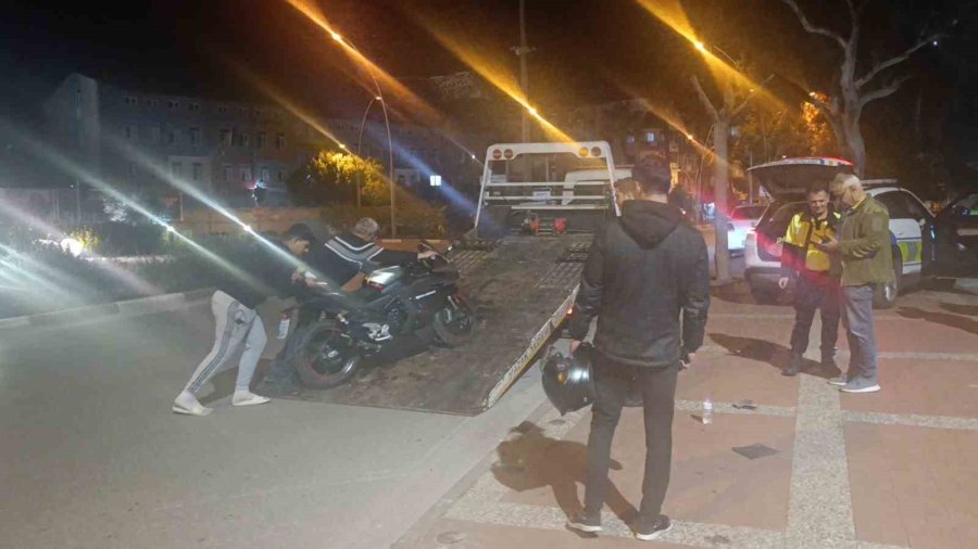 Motosikletin Plakasını Bereyle Kapatan Sürücü Kaza Yapınca Ceza Yedi