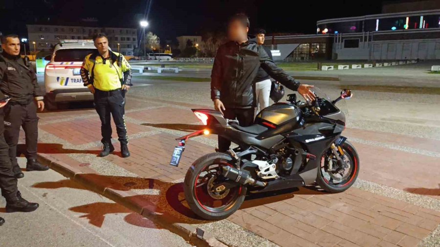Motosikletin Plakasını Bereyle Kapatan Sürücü Kaza Yapınca Ceza Yedi