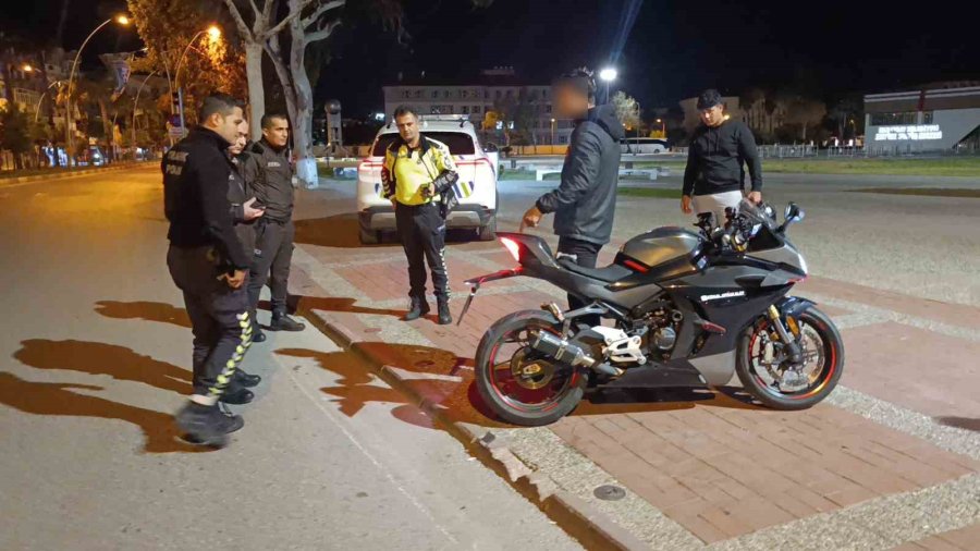 Motosikletin Plakasını Bereyle Kapatan Sürücü Kaza Yapınca Ceza Yedi