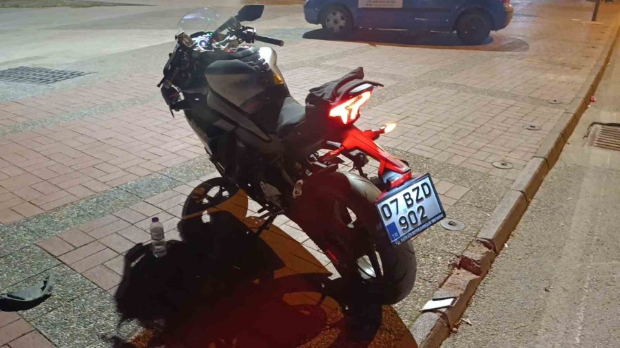 Motosikletin Plakasını Bereyle Kapatan Sürücü Kaza Yapınca Ceza Yedi