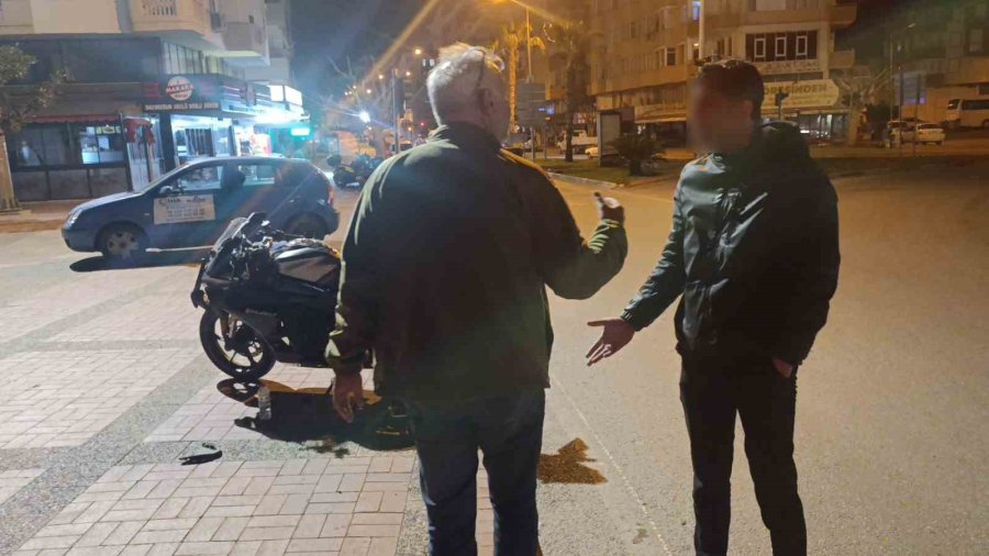 Motosikletin Plakasını Bereyle Kapatan Sürücü Kaza Yapınca Ceza Yedi