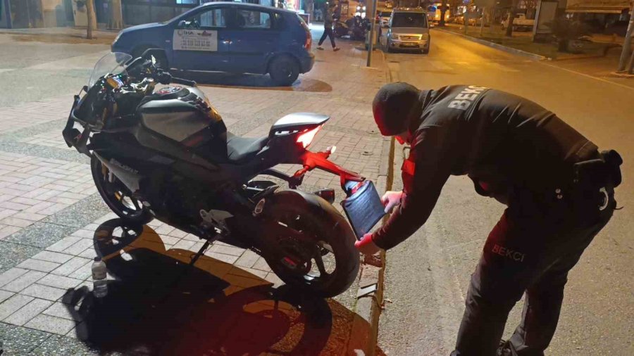 Motosikletin Plakasını Bereyle Kapatan Sürücü Kaza Yapınca Ceza Yedi