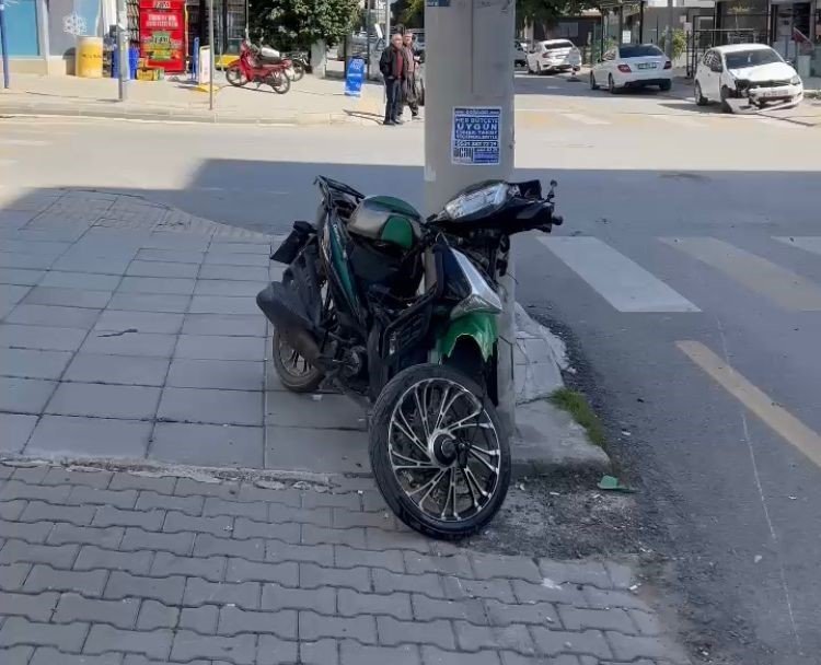 Otomobile Çarpan Motosikletin Sürücüsü Havaya Uçtu