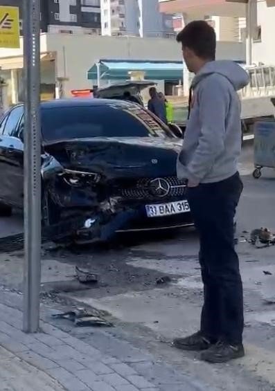 Otomobile Çarpan Motosikletin Sürücüsü Havaya Uçtu