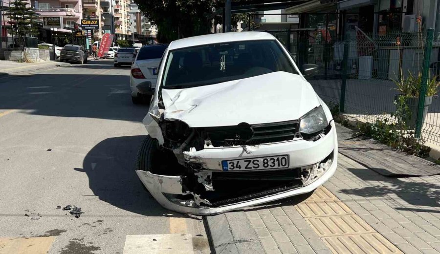 Otomobile Çarpan Motosikletin Sürücüsü Havaya Uçtu