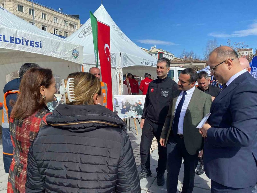 Talas Belediyesi’nden Meydanda Deprem Standı