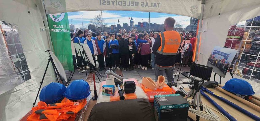 Talas Belediyesi’nden Meydanda Deprem Standı