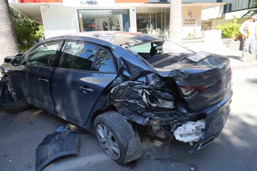 Halk Otobüsü Park Halindeki 4 Araca Çarptı, Ortalık Savaş Alanına Döndü