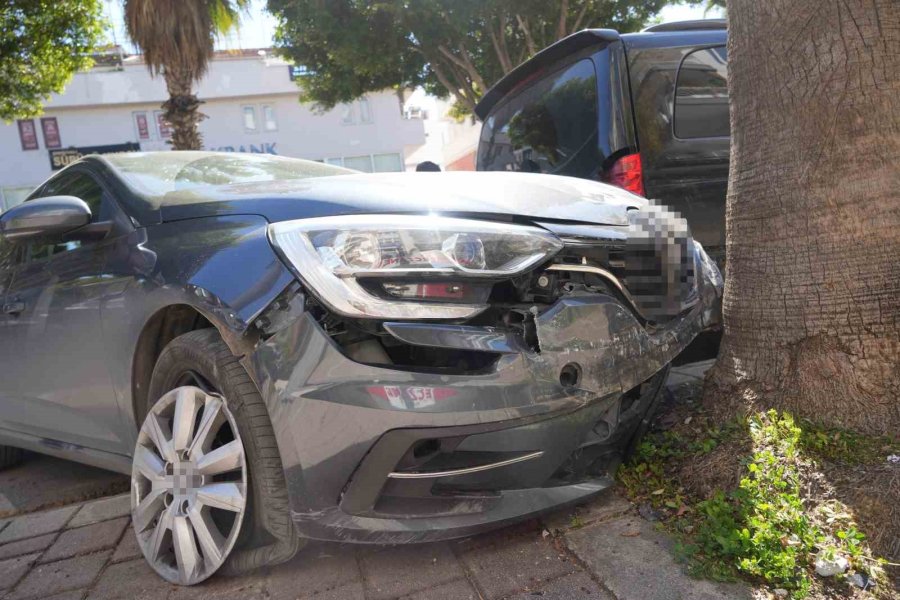 Halk Otobüsü Park Halindeki 4 Araca Çarptı, Ortalık Savaş Alanına Döndü