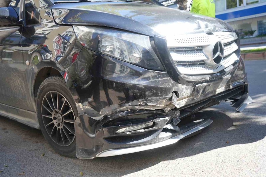 Halk Otobüsü Park Halindeki 4 Araca Çarptı, Ortalık Savaş Alanına Döndü