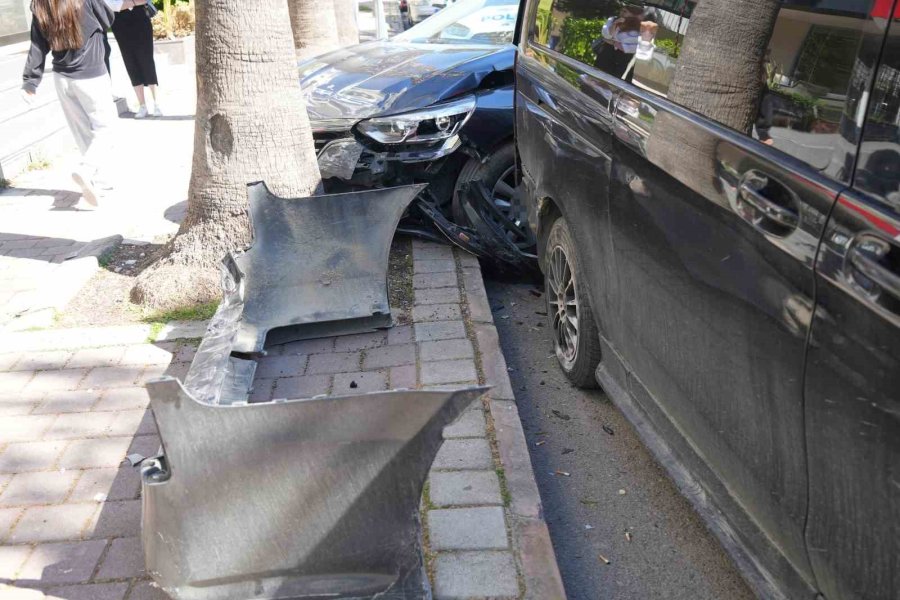 Halk Otobüsü Park Halindeki 4 Araca Çarptı, Ortalık Savaş Alanına Döndü