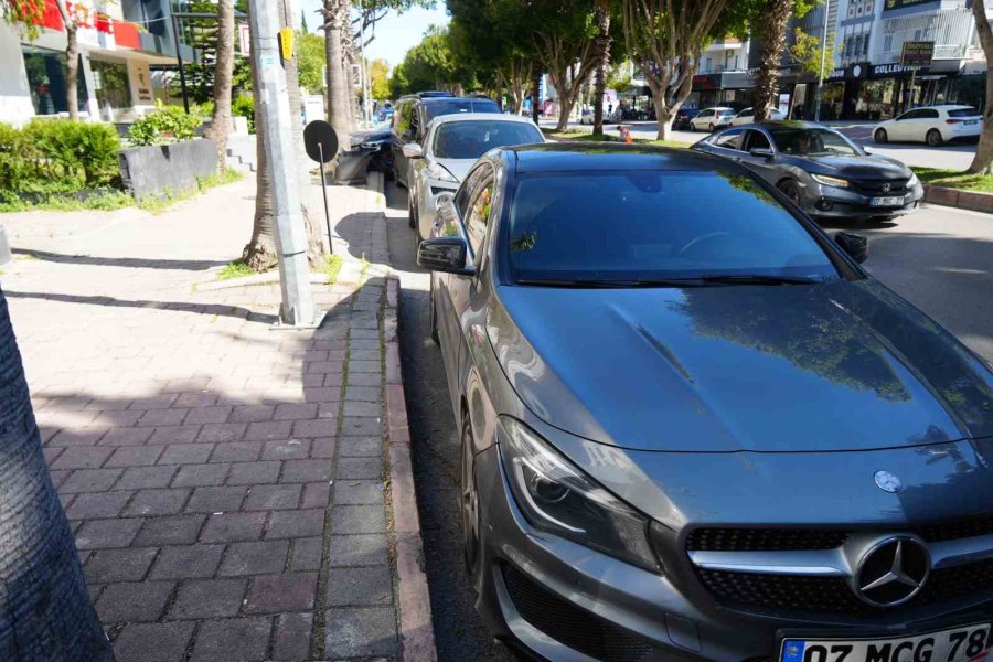 Halk Otobüsü Park Halindeki 4 Araca Çarptı, Ortalık Savaş Alanına Döndü