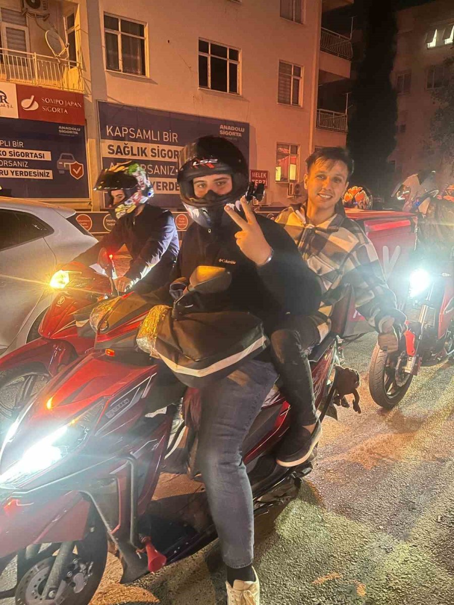 Taraftarlar Bu Sefer Mehmet’in Kanserle Mücadelesi İçin Meşale Yaktı