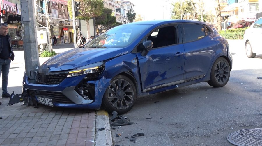 İki Araç Kavşakta Çarpıştı, Otomobil Güvenlik Kamerası Direğine Çarparak Durabildi