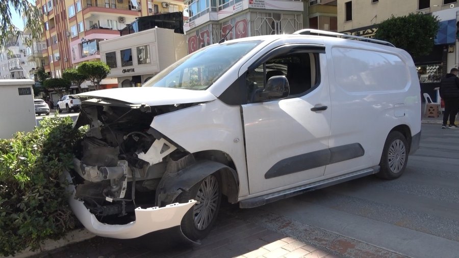 İki Araç Kavşakta Çarpıştı, Otomobil Güvenlik Kamerası Direğine Çarparak Durabildi