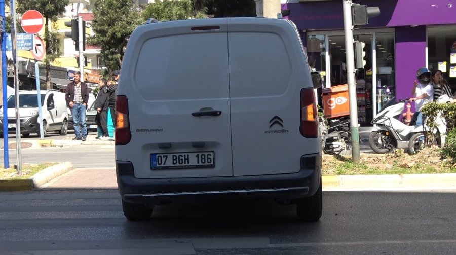 İki Araç Kavşakta Çarpıştı, Otomobil Güvenlik Kamerası Direğine Çarparak Durabildi