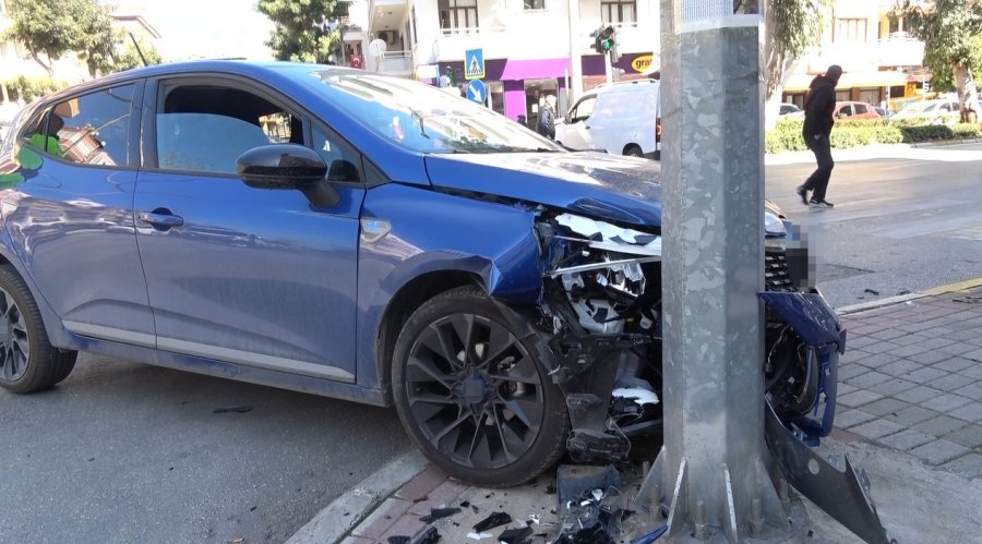 İki Araç Kavşakta Çarpıştı, Otomobil Güvenlik Kamerası Direğine Çarparak Durabildi