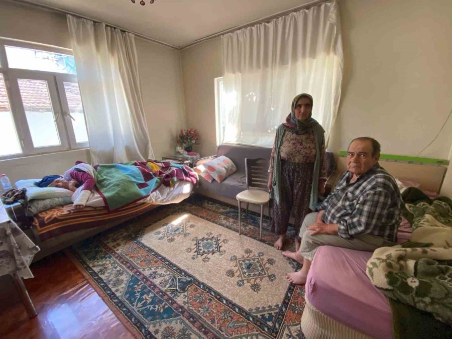 Felçli Kocasını Tıraş Ederken Görüntülenen Kadın: "sadece İyi Günde Değil Kötü Günde De Yanındayım"