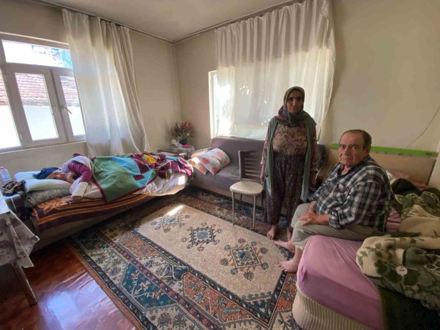 Felçli Kocasını Tıraş Ederken Görüntülenen Kadın: "sadece İyi Günde Değil Kötü Günde De Yanındayım"