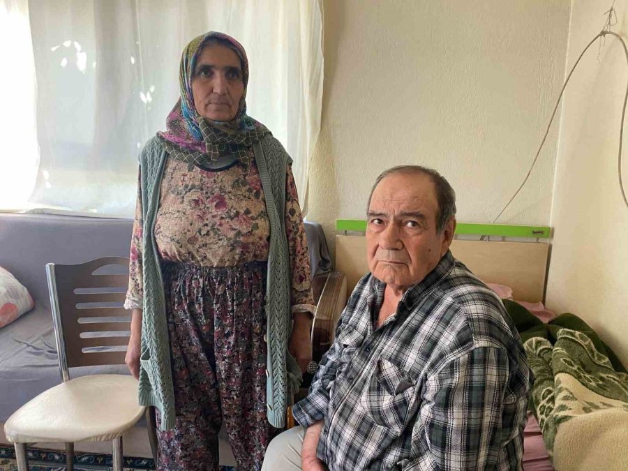 Felçli Kocasını Tıraş Ederken Görüntülenen Kadın: "sadece İyi Günde Değil Kötü Günde De Yanındayım"