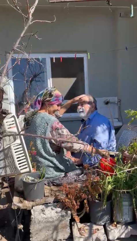 Felçli Kocasını Tıraş Ederken Görüntülenen Kadın: "sadece İyi Günde Değil Kötü Günde De Yanındayım"