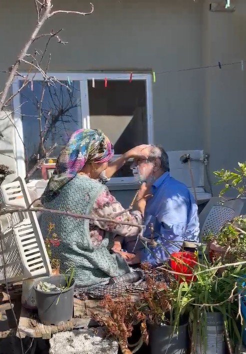 Felçli Kocasını Tıraş Ederken Görüntülenen Kadın: "sadece İyi Günde Değil Kötü Günde De Yanındayım"