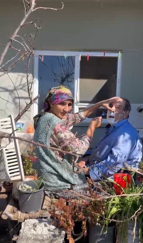 Felçli Kocasını Tıraş Ederken Görüntülenen Kadın: "sadece İyi Günde Değil Kötü Günde De Yanındayım"