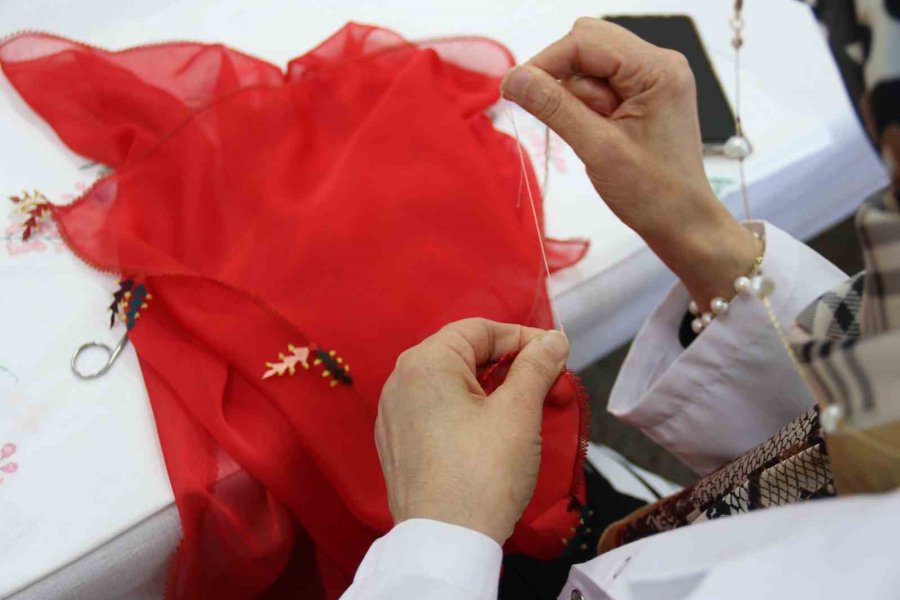 Kadınlar Burada Unutulmaya Yüz Tutmuş Sanatları İcra Ediyor