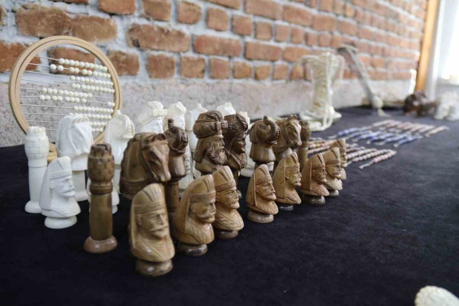 Kadınlar Burada Unutulmaya Yüz Tutmuş Sanatları İcra Ediyor