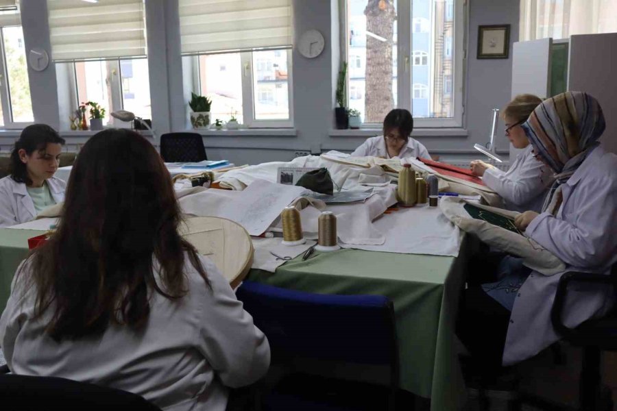 Kadınlar Burada Unutulmaya Yüz Tutmuş Sanatları İcra Ediyor