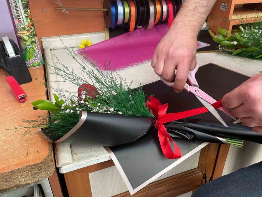 Kadınlara Hediye Vermek İsteyenlerin Tercihi Çiçekten Yana Oldu