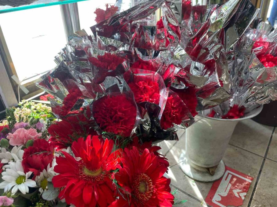 Kadınlara Hediye Vermek İsteyenlerin Tercihi Çiçekten Yana Oldu