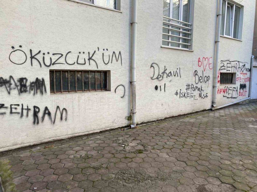 Çocuk Parkında Oluşan Ses Ve Çevre Kirliliği Mahalle Sakinlerini Rahatsız Ediyor